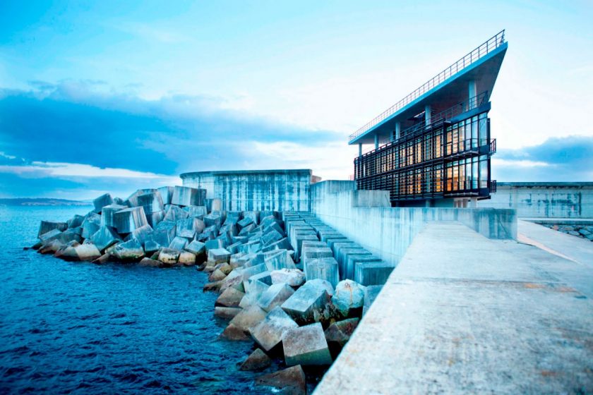 Edificio de Control CCS del Puerto Exterior de Ferrol. Premio Leaf Awards 2011 al mejor edificio público, junto con el Museo del Surf de Steven Holl. Cedida por Diaz&Diaz Arquitectos.