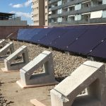 Alumnos de la Universidad Politécnica de Cataluña instalan placas fotovoltaicas para autoconsumo energético solar campus