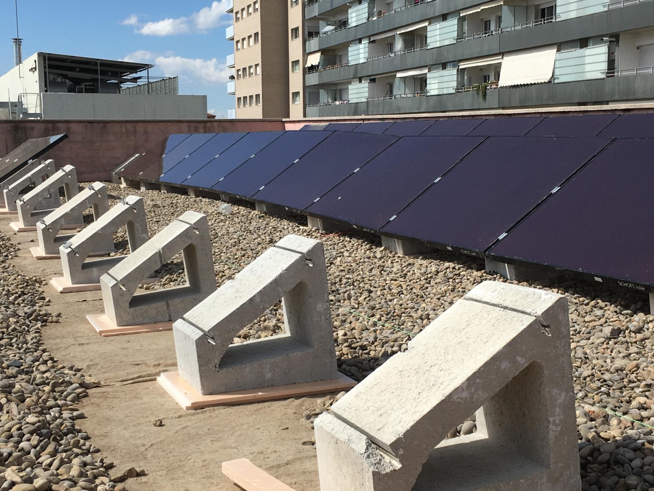 Alumnos de la Universidad Politécnica de Cataluña instalan placas fotovoltaicas para autoconsumo energético