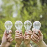 concepto-eco-con-manos-sujetando-bombillas_23-2147807281