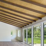 Tableros de madera OSB para una construcción sostenible Family room with stone fireplace