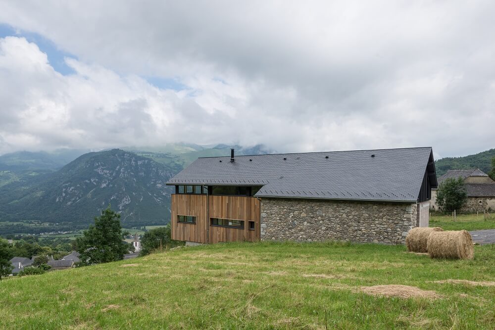 Una casa bioclimática en los Pirineos que produce su propia energía gracias a una cubierta solar de pizarra