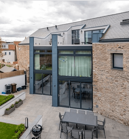 Una casa en Wells (Reino Unido) que incorpora Thermoslate®, la cubierta solar térmica de pizarra natural