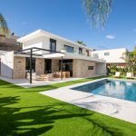 Las construcciones offsite ya son una realidad: la casa modular en Valencia con fachada de piedra