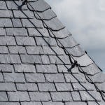 Mantenimiento de cubiertas: pieza clave para la arquitectura sostenible y la eficiencia del edificio pizarra-cubierta-gancho